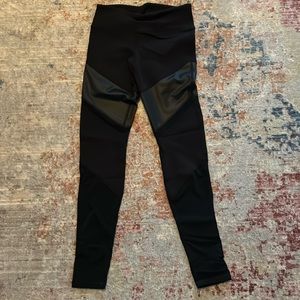 Alo Xsmall black leggings mesh bottom